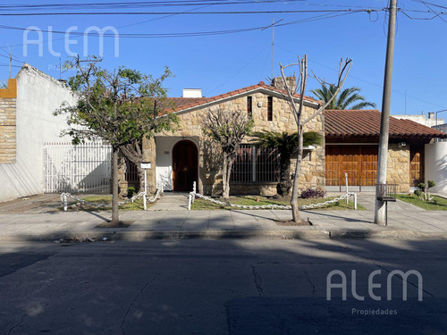 Casa En Venta Moron - 5 Ambientes - Pileta, Quincho, Parque Y 2 Coch