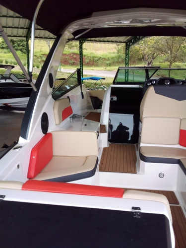 Lancha Ventura 300 Crossover