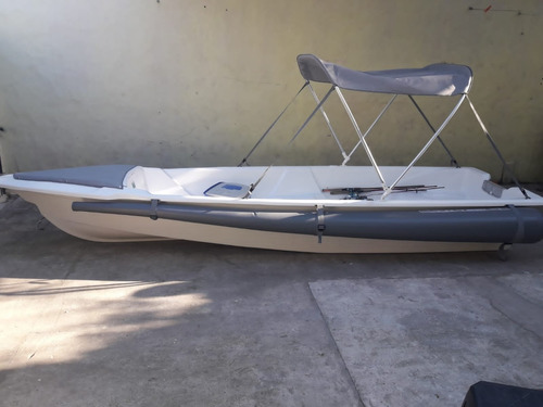 Imagen 2 de 8 de Bote De Remos Tipo Canobote Con Estabilizadores Sin Toldilla