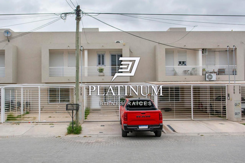 Venta Dúplex 2 Dormitorios Grand Bourg Con Cochera