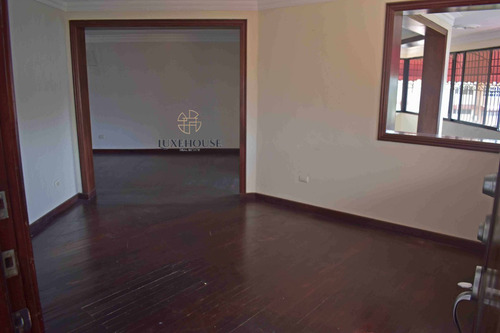 Imagen 2 de 16 de Amplio Pent-house De 250 Mtrs Con Jacuzzi. Revestido En Caoba En Sala, Estar, Comedor Y Habitación Principal. Con Excelente Ubicación Cerca De Supermercados, Ferreterías, En La Moraleja (eaa-003)