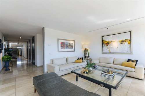 Departamento En Venta De 6 Dorm. En Vitacura