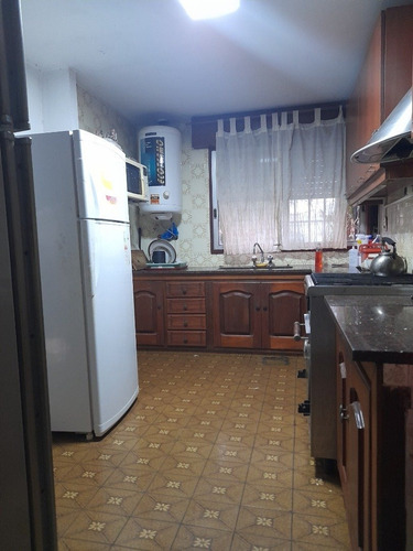 Imagen 4 de 14 de Casa Dos Plantas En Esquina Zona Hospital