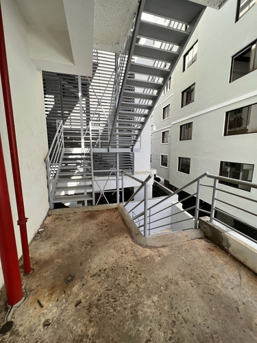 Local Con Divisiones De 76.24m2 En Edificio Corporativo