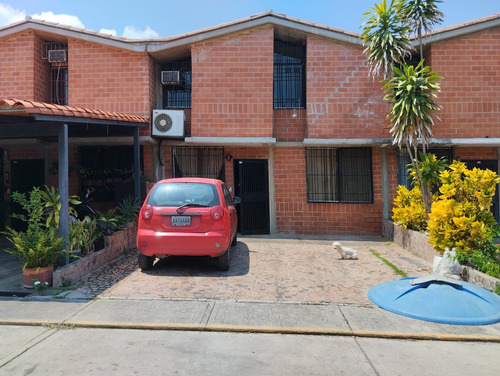 Vendo Town House  En Nueva Casarapa, Los Aleros