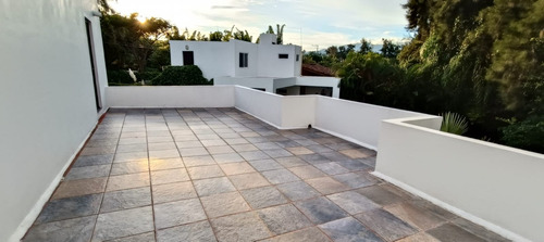 Casa En Venta En Jiutepec, Cocadas, Con Acceso Controlado, Alberca Y Loft Independiente.