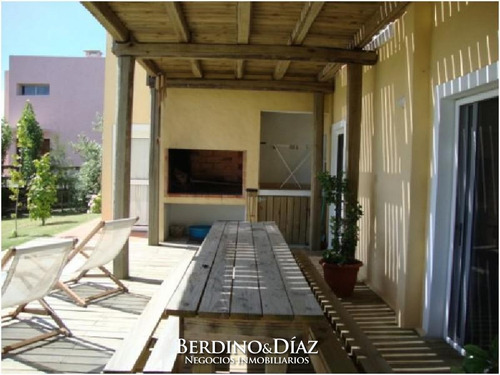 Cómoda Y Luminosa Casa De Excelente Construcción- Ref: 274