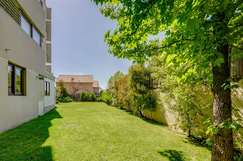 Departamento Con Increíble Jardín En San Carlos De Apoquindo