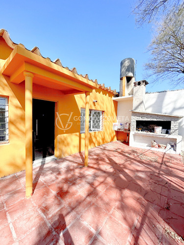 Casa En Alquiler De 2 Dormitorios Con Patio Y Jardín Parrillero Estacionamiento Piedras Blancas Esquina