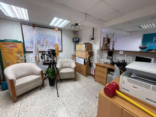 Y.t. Oficina En Venta, Los Cortijos De Lourdes Mls #25-17194