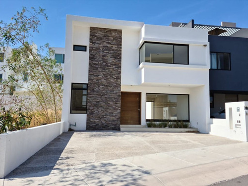 Se Vende Casa Enel Refugio, 3 Habitaciones, Estudio, Construcción A Tabique Rojo