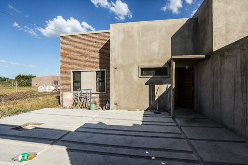 Vivienda De 2 Dormitorios Con Cochera Doble Y Jardin