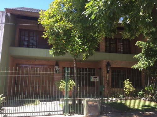 Venta Amplio Chalet Con 2 Galpones