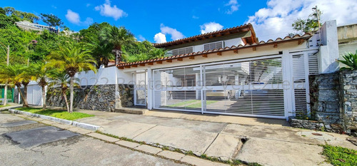 Caurimare !! Espectacular Quinta 600 M2 Terreno, 396 M2 Const., 5 Hab, 4 Baños, 4 Pe, Diseñada Por Famoso Arq. Fruto Vivas, Hermosos Jardines, Calle Privada Doble Control Seguridad, 50.000 Lts Agua.