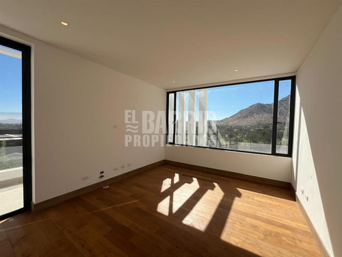 Casa En Venta De 4 Dorm. En Las Brisas De Chicureo