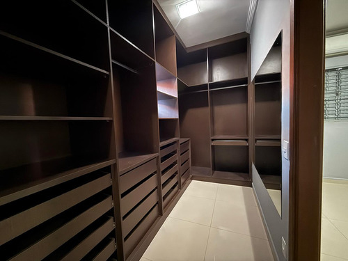 Casa Com 2 Dormitórios, Sala, Cozinha E Banheiros