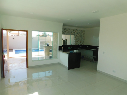 Casa Nova E Com Piscina A Venda Em Peruíbe