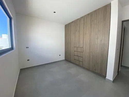 Amplia Casa En San Isidro Juriquilla, En Condominio Cerrado Con Vigilan