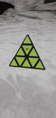 Piraminx 3x3 Qiyi Base Negra