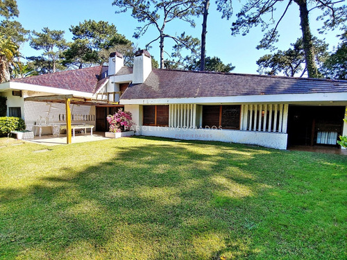 Residencia De Categoría En Playa Mansa 