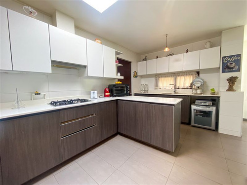 Casa En Venta De 5 Dorm. En Colina