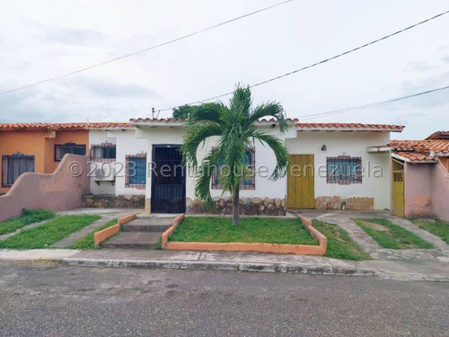 Raiza Suarez Vende Bella Y Amplia Casa Tipo Colonial De 244 Mtrs2 Ubicada En Privilegiado Urbanismo En Cabudare, En Zona Segura De Facil Acceso A Vias Principales, Cerca De Av La Mata 2  4  4  2 0  5 