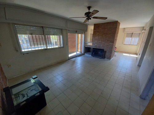 Vendo Casa 3 Dormitorios 3 Baños Para Reciclar. Gran Ubicación Bolonia Próximo A Avenida Italia