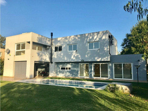 Excelente Casa En Alquiler En Barrio Santa Ana