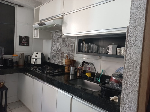 Apt Com 2 Quartos E 1 Banheiro, Sala Cozinha Com Armários Pl