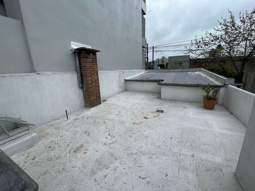 Casa En Venta - 2 Dormitorios 1 Baño - Cocheras - 300mts2 - La Plata