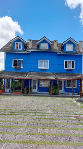Casa Em Teresópolis , 4 Quartos. Ótima Localização. Bairro Do Alto. Espaçosa. Em Rua Sem Saída.