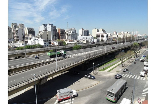 Imagen 4 de 30 de Edificio Corporativo / 7 Años / 5 Pisos