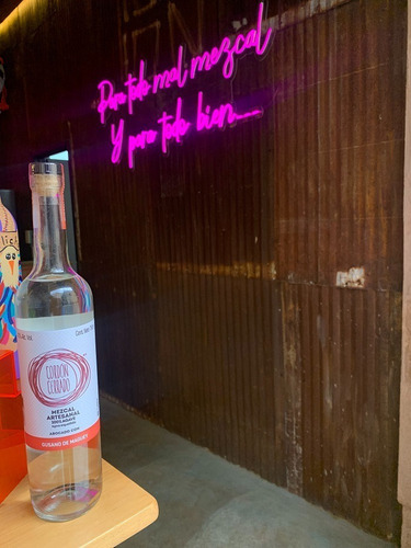 Mezcal Abocado Con Gusano De Maguey Cordón Cerrado 750 M.l.