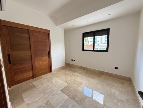 Apartamento Con Terraza Privada Y 3 Parqueos En Serralles