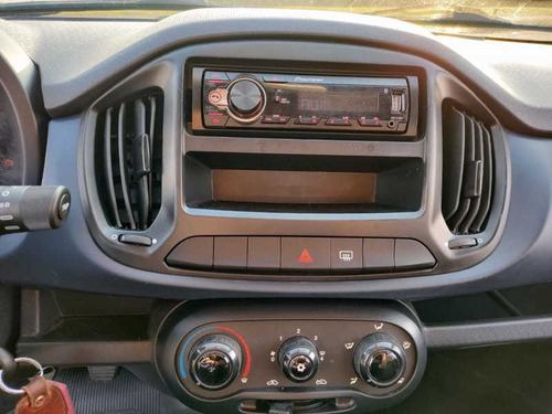 Imagem 11 de 15 de Fiat Uno Attractive 1.0 2019