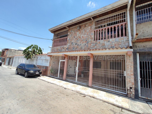 Casa En Venta En Maracay Urb Las Delicias Santa Rita Rah 25-10984 Meglisf