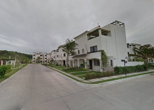 Casa De Adjudicación Bancaria En Venta Ubicada En Quinta Cádiz, Boca Del Rio, Veracruz. Cmr.