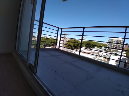 2 Dormitorios En Venta. Piso Alto, Soleado Y Despejado.
