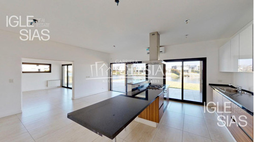 Casa Al Lago En Venta Con 4 Dormitorios En Los Lagos, Nordelta.
