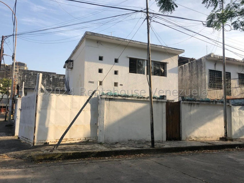 Casa De Dos Niveles Para Uso Comercial Con Gran Potencial Para Remodelara Su Gusto Cercano A La Avenida Bolivar, Centrico, De Facil Acceso Y Rodeado De Comercios Y Diversos Negocios.