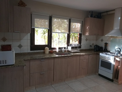 Imagen 8 de 27 de Casa En Venta En La Escondida! Muy Buen Acceso, Super Amplia Y Con Piscina!