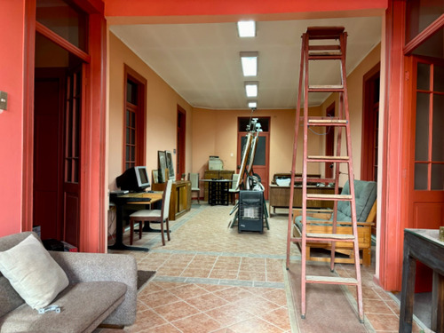 Oficinas En Gran Construcción De Un Piso, Galpón Equipado