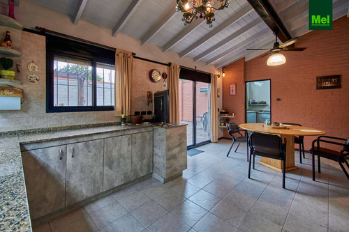 Deslumbrante Casa Distribuida En Pb Con Jardín Y Pileta