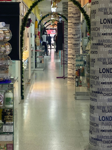 Vistosos Locales Comerciales Dotados En El Centro Comercial Colors61