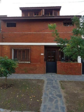 Casa 4 Amb C/ Pileta Ideal Dos Familias Más Casa De Huéspedes, Ubicada En Riobamba 1354, Lomas De Zamora