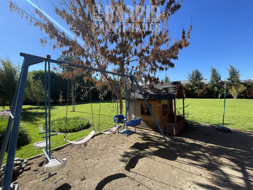 Casa En Arriendo De 4 Dorm. En Colina