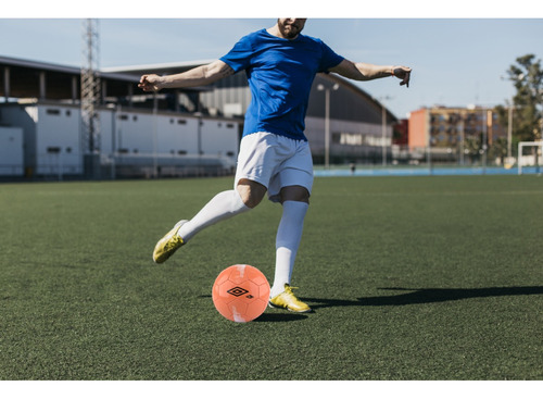 Pelota De Fútbol Umbro Formation N°5 Versátil Y Duradera