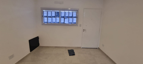 En Venta En Caseros Casa De 3 Ambientes Al Frente Totalmente A Nuevo F: 9711