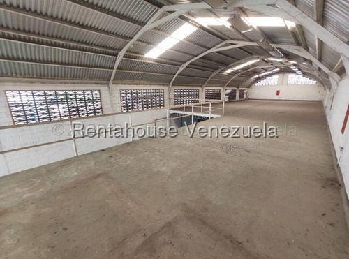 Daniela Linarez Alquila Galpones Comerciales En El Centro De Barquisimeto Posee 500m2 Espectacular Estructura Con Tanques Subterráneos Y Area De Mezzanina Contactame