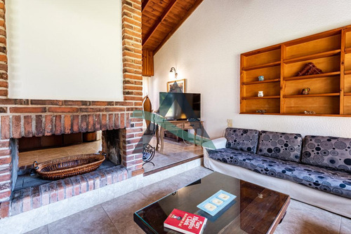 Casa 4 Ambientes Con Dependencia De Servicio. Pinamar.